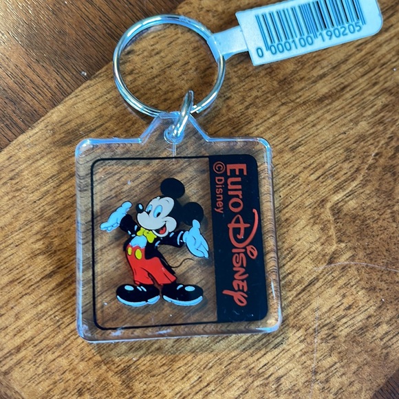 VINTAGE NEVER USED 1990S EURO DISNEY MICKEY MOUSE KEYCHAIN - COLLECTIBLE! - Picture 4 of 4